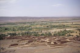 Image du Maroc Professionnelle de  Paysage du Sud sur la vallée, au premier plan les toits des maisons de la Kasbah de  Ouarzazate où résident la population berbères du sud du Maroc, le Samedi 23 Août 1997. (Photo / Abdeljalil Bounhar) 